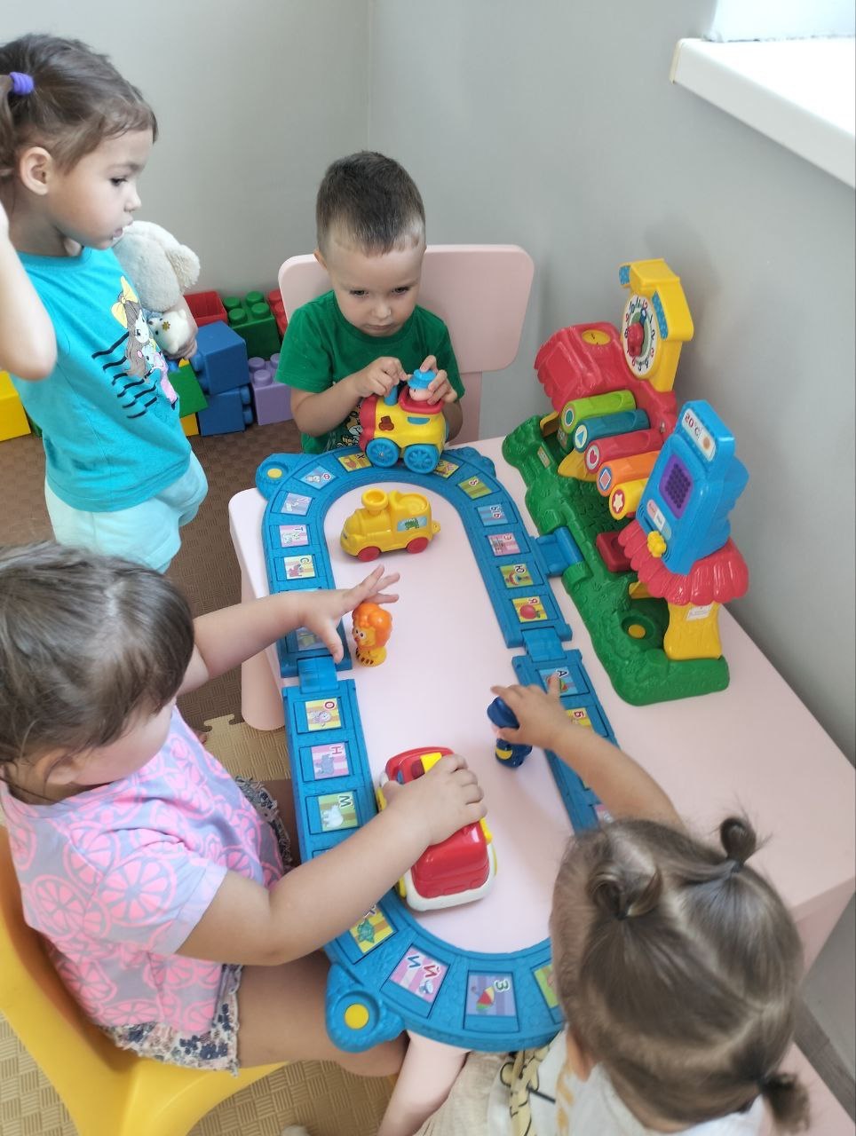 Дети играют с железной дорогой