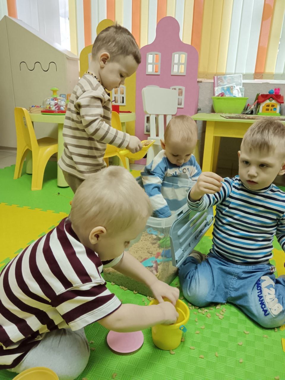 Дети играют вместе в группе КИВИ